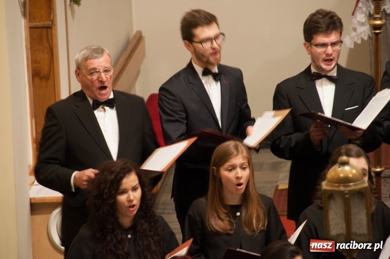 Zdjęcie w galerii na portalu naszraciborz.pl: Koncert, którego miało nie być… Chór z Babic kolędował w hołdzie dla Wiktorii	 wiadomości z regionu