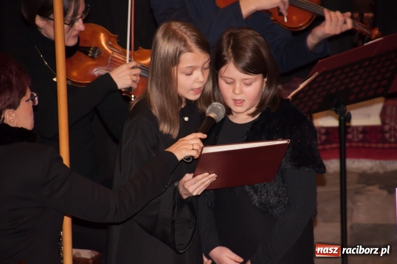Zdjęcie w galerii na portalu naszraciborz.pl: Koncert, którego miało nie być… Chór z Babic kolędował w hołdzie dla Wiktorii	 wiadomości z regionu