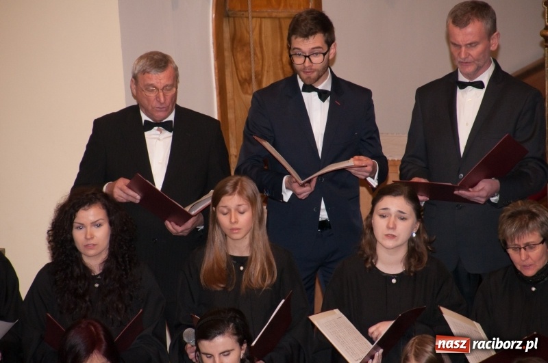 Zdjęcie w galerii na portalu naszraciborz.pl: Koncert, którego miało nie być… Chór z Babic kolędował w hołdzie dla Wiktorii	 wiadomości z regionu