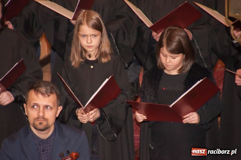 Zdjęcie w galerii na portalu naszraciborz.pl: Koncert, którego miało nie być… Chór z Babic kolędował w hołdzie dla Wiktorii	 wiadomości z regionu