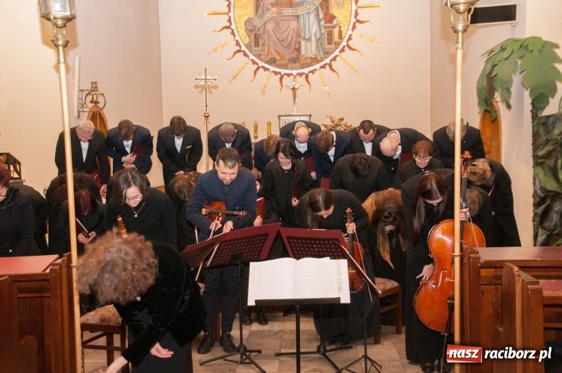 Zdjęcie w galerii na portalu naszraciborz.pl: Koncert, którego miało nie być… Chór z Babic kolędował w hołdzie dla Wiktorii	 wiadomości z regionu