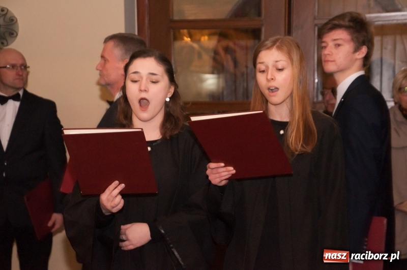 Zdjęcie w galerii na portalu naszraciborz.pl: Koncert, którego miało nie być… Chór z Babic kolędował w hołdzie dla Wiktorii	 wiadomości z regionu