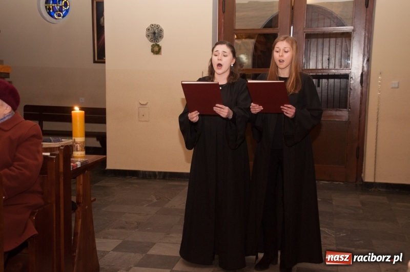 Zdjęcie w galerii na portalu naszraciborz.pl: Koncert, którego miało nie być… Chór z Babic kolędował w hołdzie dla Wiktorii	 wiadomości z regionu