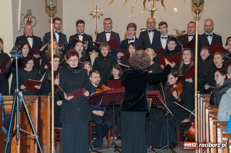 Zdjęcie w galerii na portalu naszraciborz.pl: Koncert, którego miało nie być… Chór z Babic kolędował w hołdzie dla Wiktorii	 wiadomości z regionu