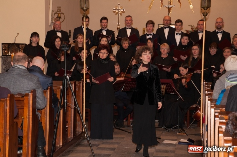 Zdjęcie w galerii na portalu naszraciborz.pl: Koncert, którego miało nie być… Chór z Babic kolędował w hołdzie dla Wiktorii	 wiadomości z regionu