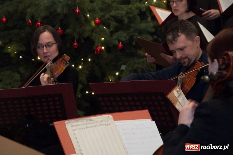 Zdjęcie w galerii na portalu naszraciborz.pl: Koncert, którego miało nie być… Chór z Babic kolędował w hołdzie dla Wiktorii	 wiadomości z regionu