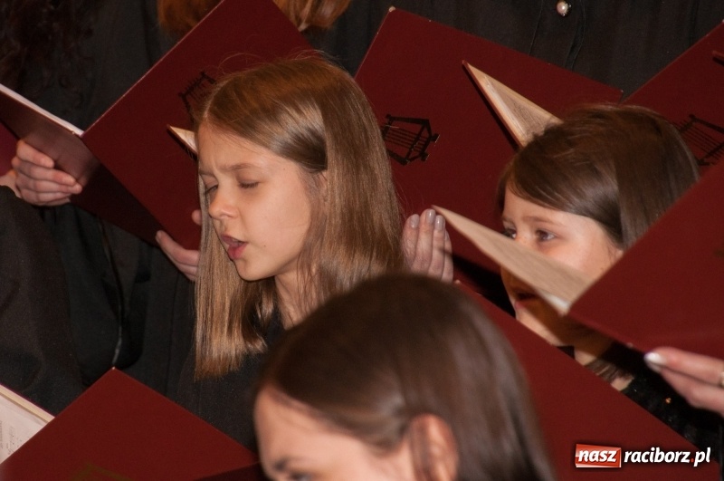 Zdjęcie w galerii na portalu naszraciborz.pl: Koncert, którego miało nie być… Chór z Babic kolędował w hołdzie dla Wiktorii	 wiadomości z regionu