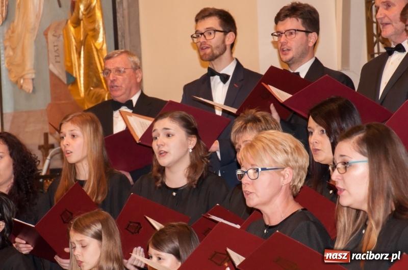 Zdjęcie w galerii na portalu naszraciborz.pl: Koncert, którego miało nie być… Chór z Babic kolędował w hołdzie dla Wiktorii	 wiadomości z regionu