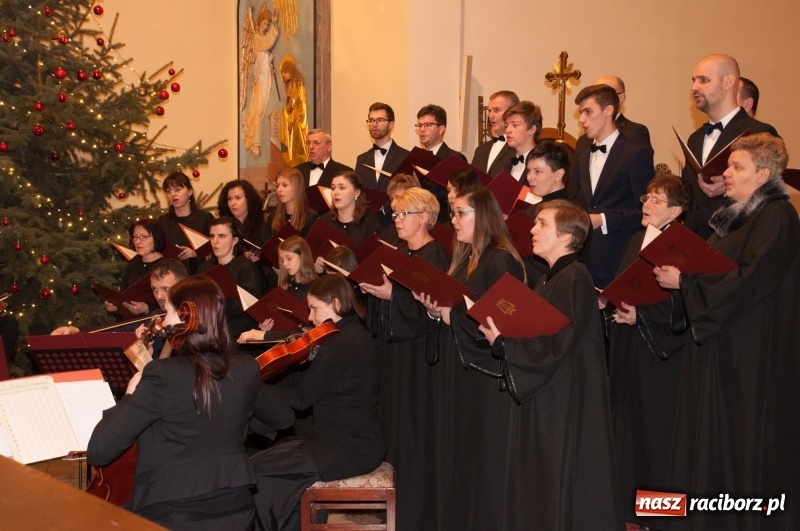 Zdjęcie w galerii na portalu naszraciborz.pl: Koncert, którego miało nie być… Chór z Babic kolędował w hołdzie dla Wiktorii	 wiadomości z regionu