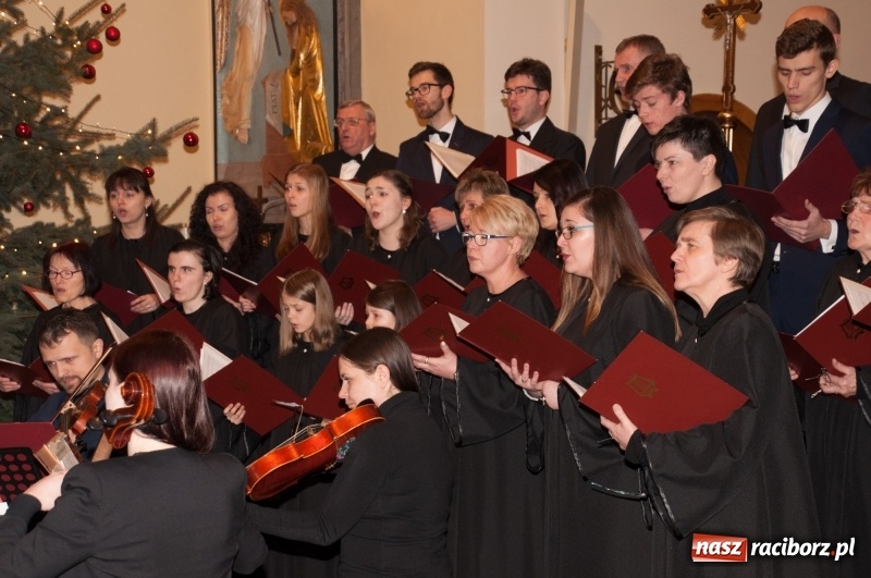 Zdjęcie w galerii na portalu naszraciborz.pl: Koncert, którego miało nie być… Chór z Babic kolędował w hołdzie dla Wiktorii	 wiadomości z regionu