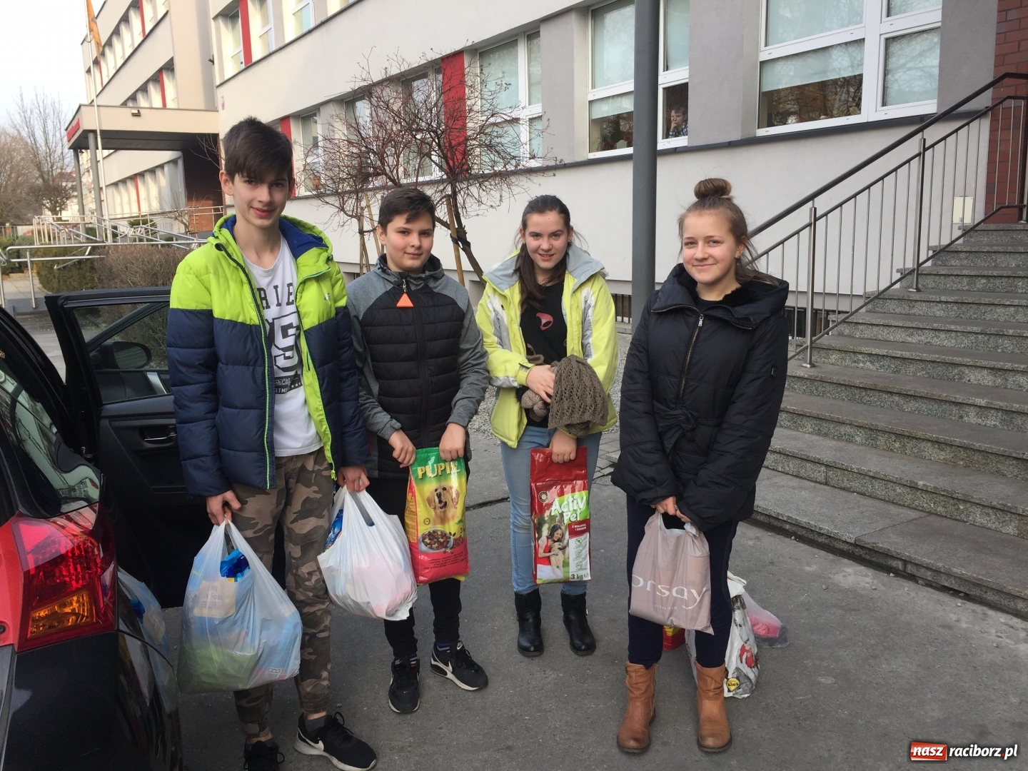 Zdjęcie w galerii na portalu naszraciborz.pl: Uczniowie SP 1 pomagali zwierzętom wiadomości z regionu