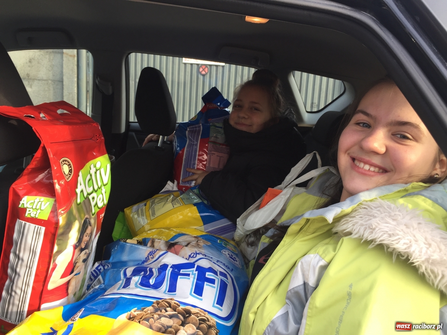 Zdjęcie w galerii na portalu naszraciborz.pl: Uczniowie SP 1 pomagali zwierzętom wiadomości z regionu