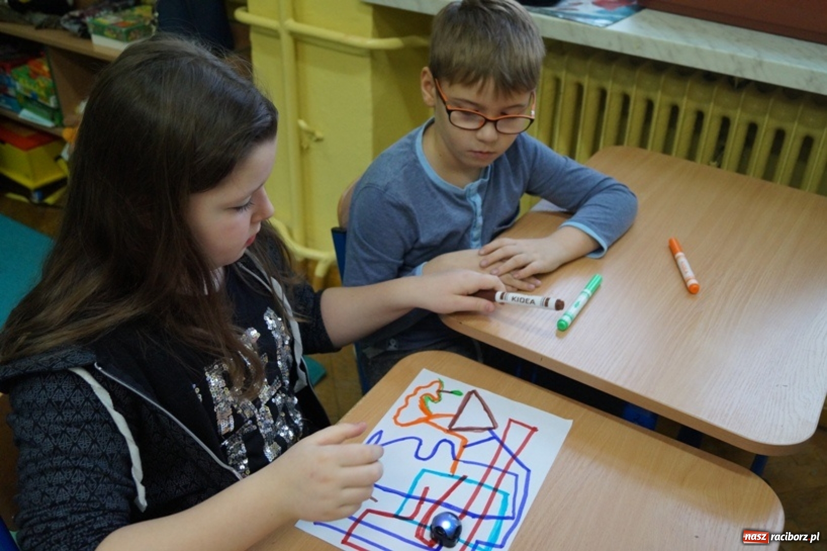 Zdjęcie w galerii na portalu naszraciborz.pl: Uczymy dzieci programować. Warsztaty edukacyjne z wykorzystaniem Ozobotów w ZSP numer 1 w Raciborzu wiadomości z regionu