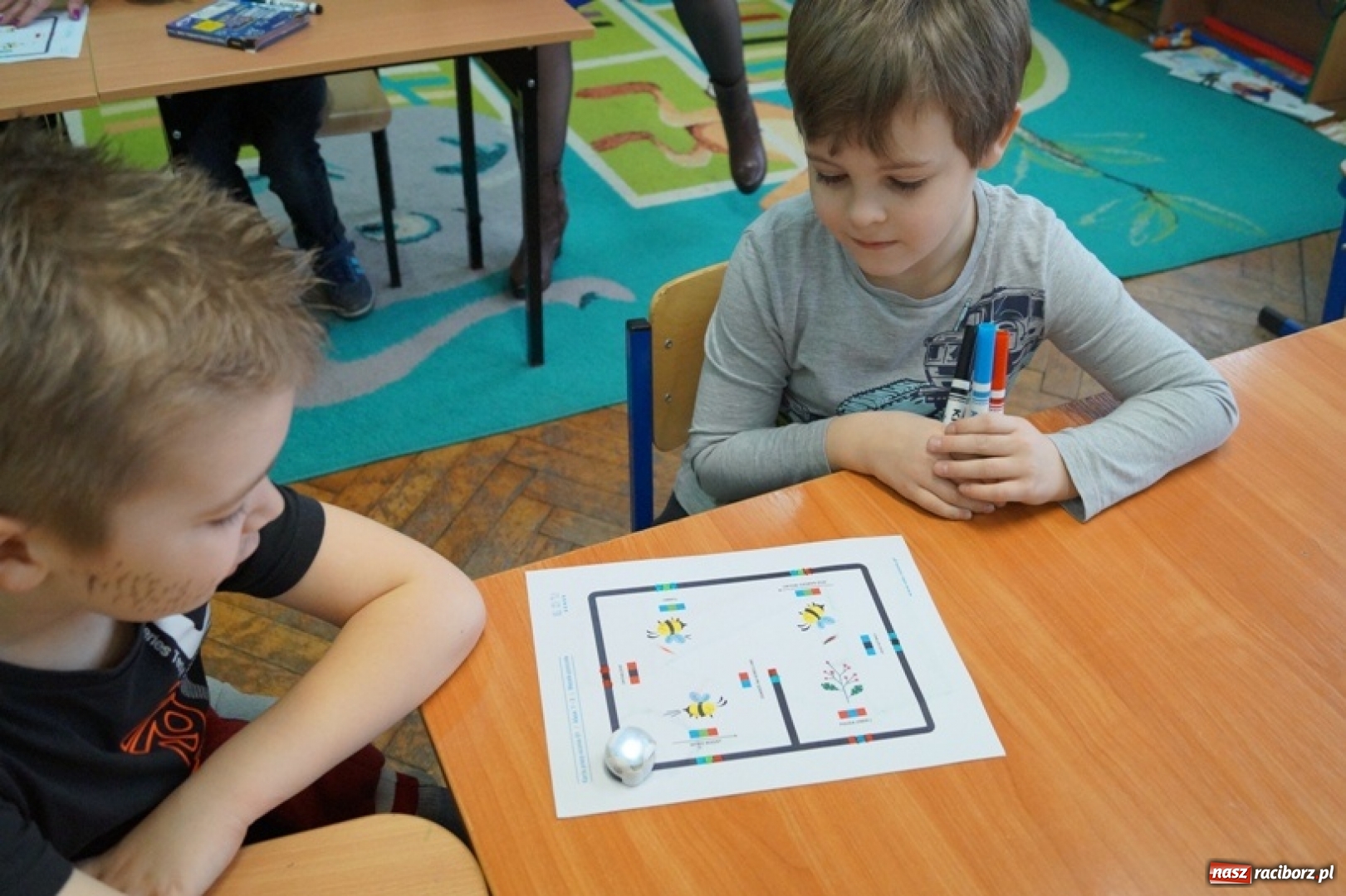 Zdjęcie w galerii na portalu naszraciborz.pl: Uczymy dzieci programować. Warsztaty edukacyjne z wykorzystaniem Ozobotów w ZSP numer 1 w Raciborzu wiadomości z regionu