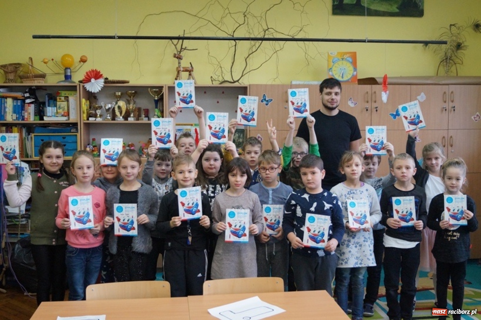 Zdjęcie w galerii na portalu naszraciborz.pl: Uczymy dzieci programować. Warsztaty edukacyjne z wykorzystaniem Ozobotów w ZSP numer 1 w Raciborzu wiadomości z regionu