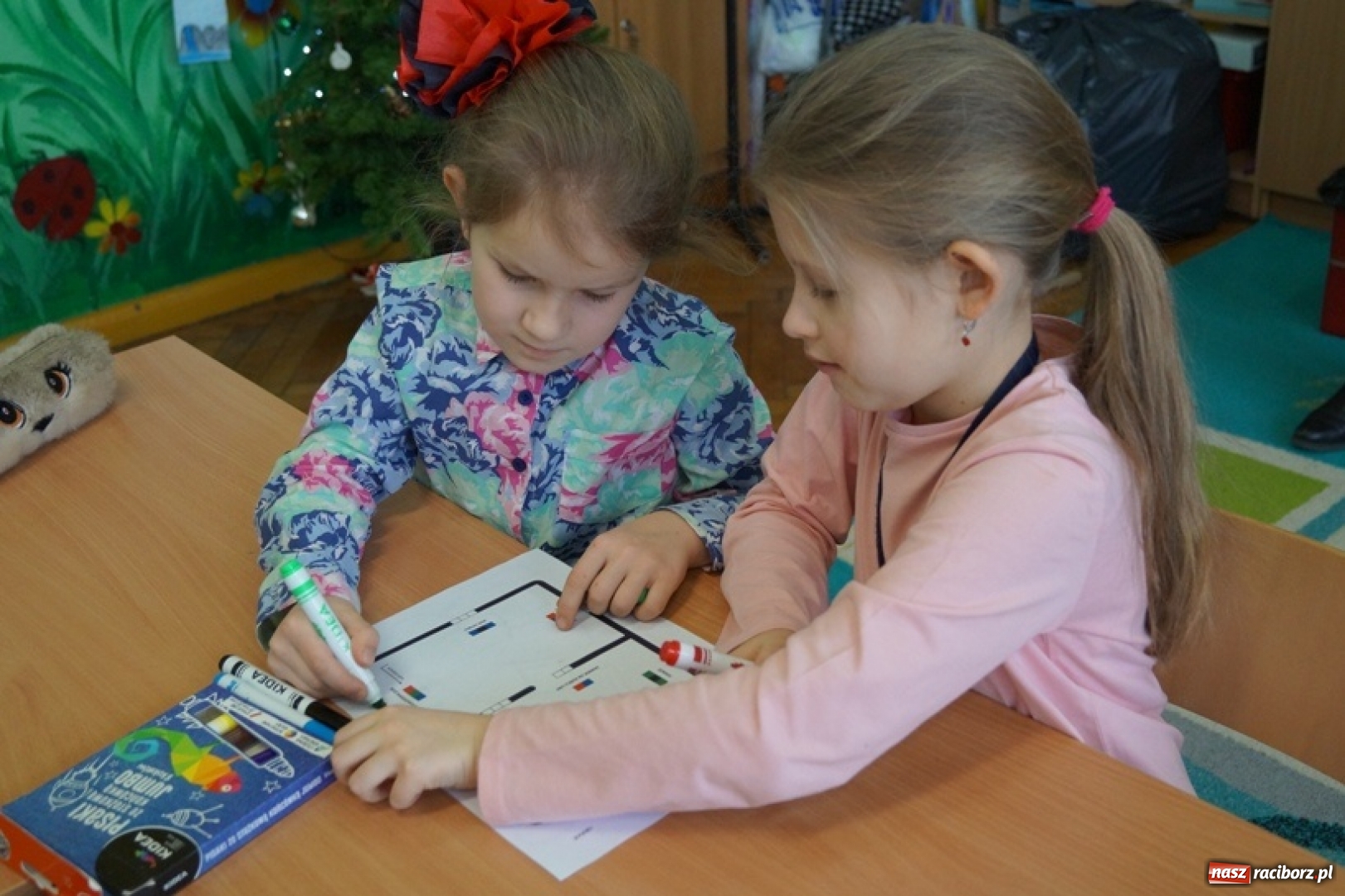 Zdjęcie w galerii na portalu naszraciborz.pl: Uczymy dzieci programować. Warsztaty edukacyjne z wykorzystaniem Ozobotów w ZSP numer 1 w Raciborzu wiadomości z regionu