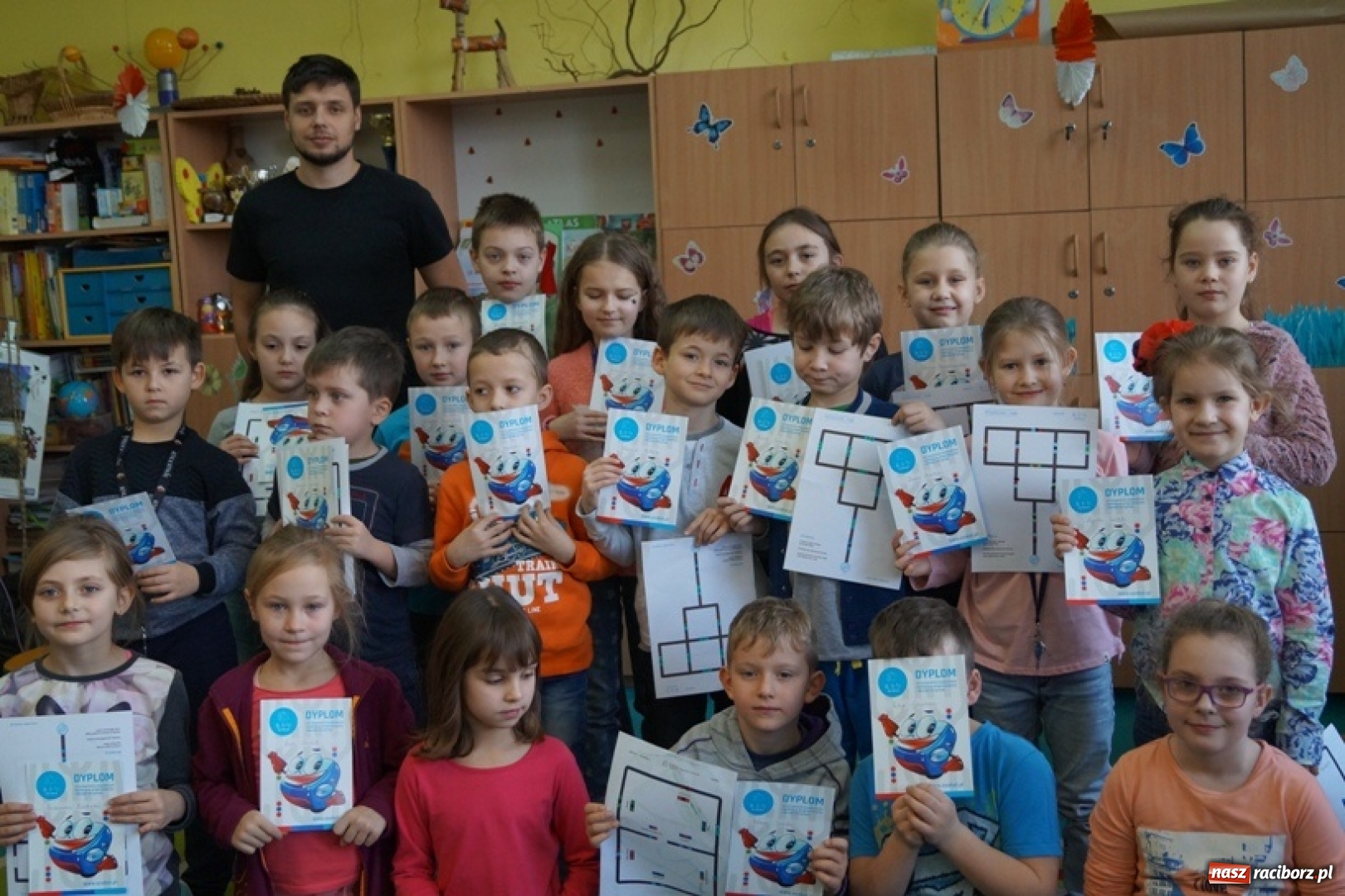 Zdjęcie w galerii na portalu naszraciborz.pl: Uczymy dzieci programować. Warsztaty edukacyjne z wykorzystaniem Ozobotów w ZSP numer 1 w Raciborzu wiadomości z regionu