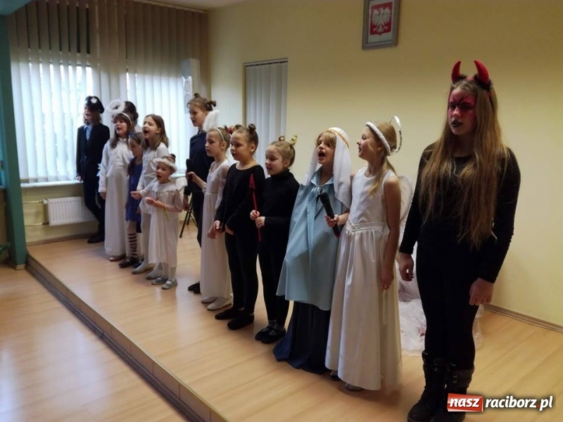 Zdjęcie w galerii na portalu naszraciborz.pl: Grupa Teatralna Czwarta Ściana II zagrała dla seniorów i dzieci wiadomości z regionu