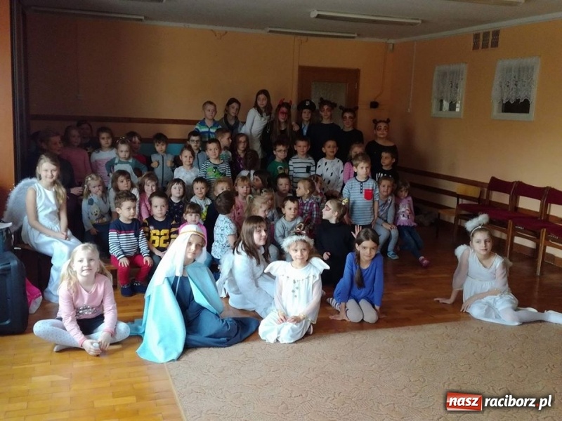 Zdjęcie w galerii na portalu naszraciborz.pl: Grupa Teatralna Czwarta Ściana II zagrała dla seniorów i dzieci wiadomości z regionu