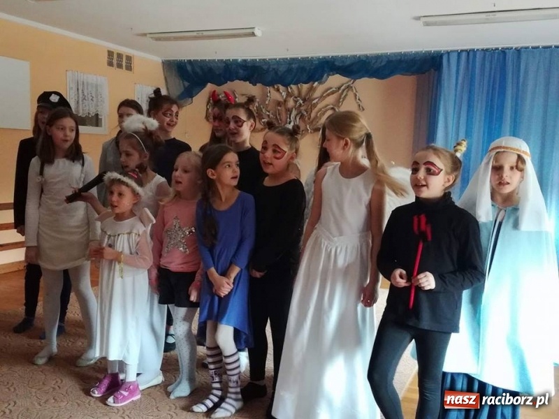 Zdjęcie w galerii na portalu naszraciborz.pl: Grupa Teatralna Czwarta Ściana II zagrała dla seniorów i dzieci wiadomości z regionu