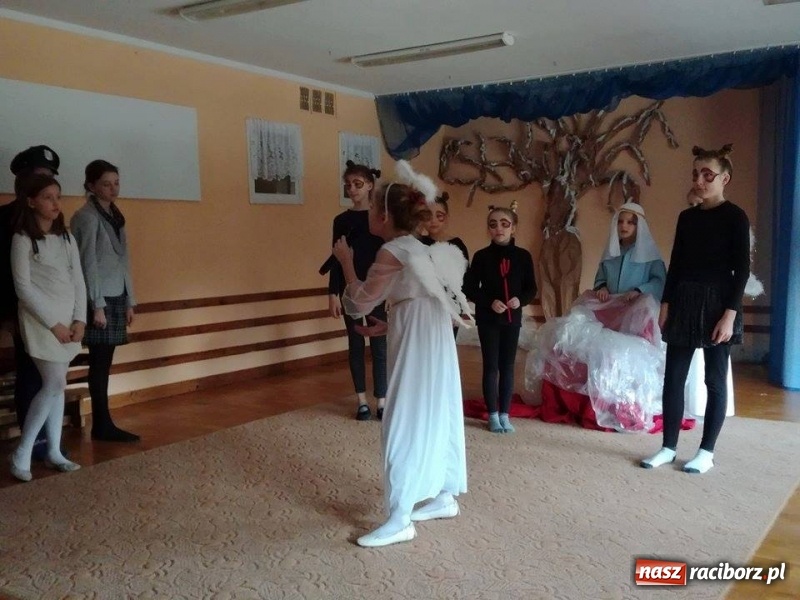 Zdjęcie w galerii na portalu naszraciborz.pl: Grupa Teatralna Czwarta Ściana II zagrała dla seniorów i dzieci wiadomości z regionu