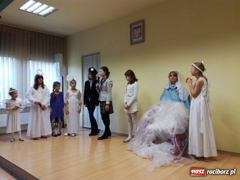 Zdjęcie w galerii na portalu naszraciborz.pl: Grupa Teatralna Czwarta Ściana II zagrała dla seniorów i dzieci wiadomości z regionu