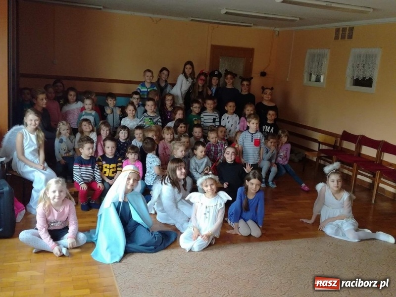 Zdjęcie w galerii na portalu naszraciborz.pl: Grupa Teatralna Czwarta Ściana II zagrała dla seniorów i dzieci wiadomości z regionu