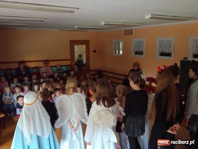 Zdjęcie w galerii na portalu naszraciborz.pl: Grupa Teatralna Czwarta Ściana II zagrała dla seniorów i dzieci wiadomości z regionu