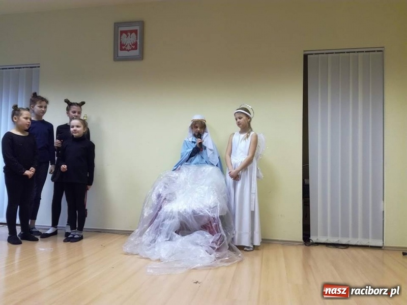 Zdjęcie w galerii na portalu naszraciborz.pl: Grupa Teatralna Czwarta Ściana II zagrała dla seniorów i dzieci wiadomości z regionu