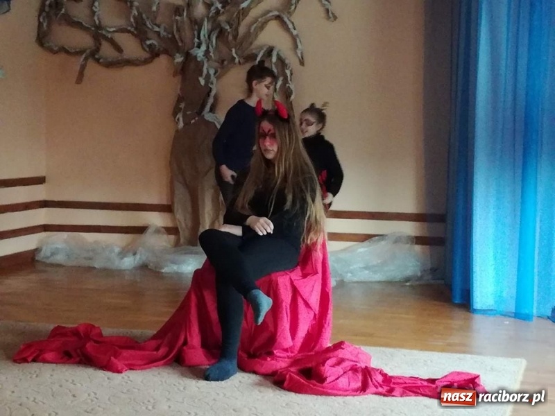 Zdjęcie w galerii na portalu naszraciborz.pl: Grupa Teatralna Czwarta Ściana II zagrała dla seniorów i dzieci wiadomości z regionu