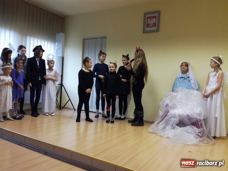 Zdjęcie w galerii na portalu naszraciborz.pl: Grupa Teatralna Czwarta Ściana II zagrała dla seniorów i dzieci wiadomości z regionu