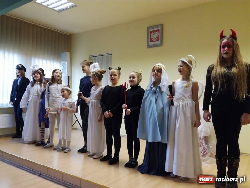 Zdjęcie w galerii na portalu naszraciborz.pl: Grupa Teatralna Czwarta Ściana II zagrała dla seniorów i dzieci wiadomości z regionu