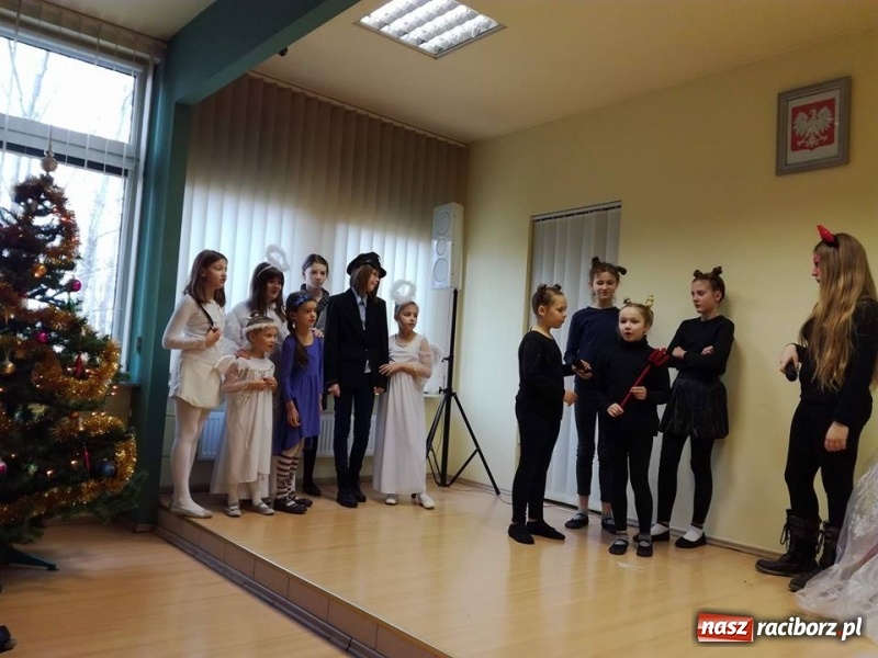 Zdjęcie w galerii na portalu naszraciborz.pl: Grupa Teatralna Czwarta Ściana II zagrała dla seniorów i dzieci wiadomości z regionu