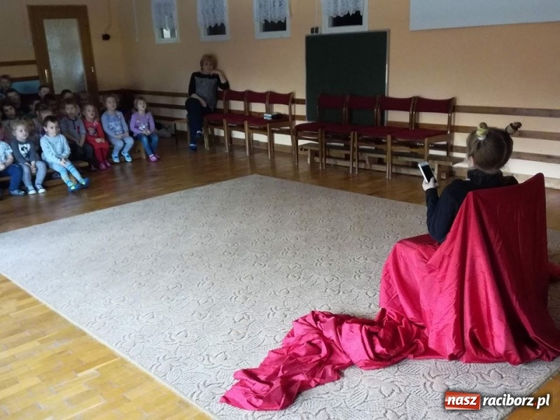 Zdjęcie w galerii na portalu naszraciborz.pl: Grupa Teatralna Czwarta Ściana II zagrała dla seniorów i dzieci wiadomości z regionu