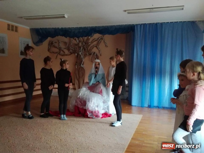 Zdjęcie w galerii na portalu naszraciborz.pl: Grupa Teatralna Czwarta Ściana II zagrała dla seniorów i dzieci wiadomości z regionu