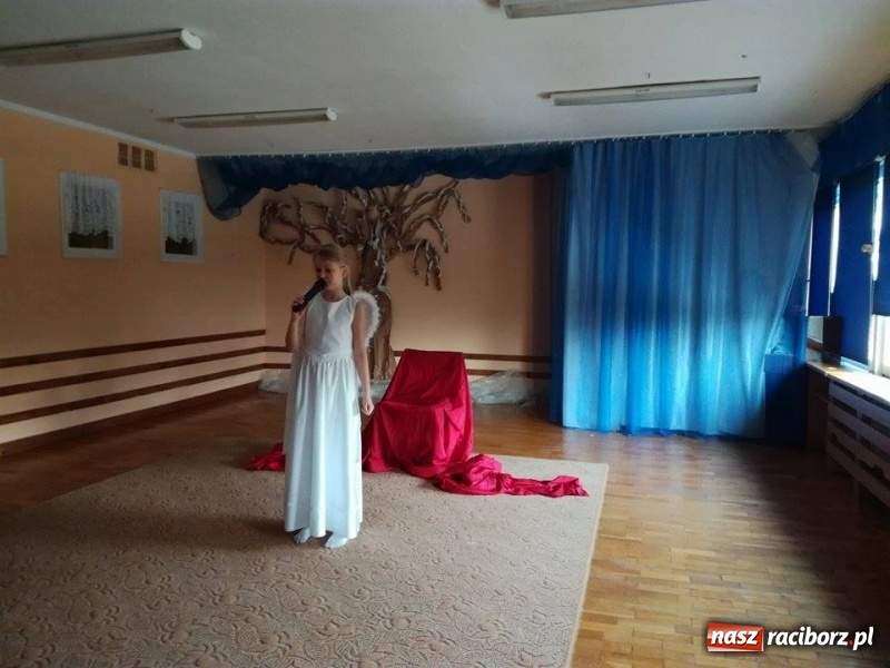 Zdjęcie w galerii na portalu naszraciborz.pl: Grupa Teatralna Czwarta Ściana II zagrała dla seniorów i dzieci wiadomości z regionu