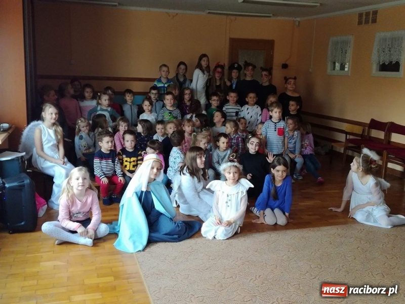 Zdjęcie w galerii na portalu naszraciborz.pl: Grupa Teatralna Czwarta Ściana II zagrała dla seniorów i dzieci wiadomości z regionu