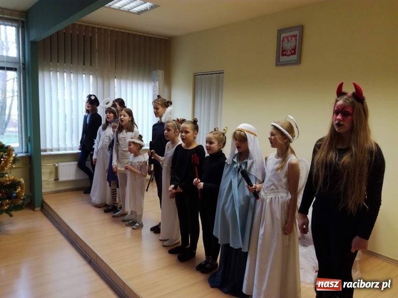 Zdjęcie w galerii na portalu naszraciborz.pl: Grupa Teatralna Czwarta Ściana II zagrała dla seniorów i dzieci wiadomości z regionu