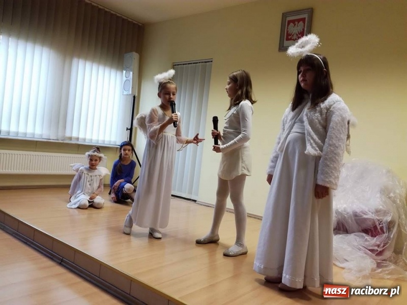 Zdjęcie w galerii na portalu naszraciborz.pl: Grupa Teatralna Czwarta Ściana II zagrała dla seniorów i dzieci wiadomości z regionu