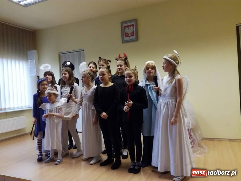 Zdjęcie w galerii na portalu naszraciborz.pl: Grupa Teatralna Czwarta Ściana II zagrała dla seniorów i dzieci wiadomości z regionu