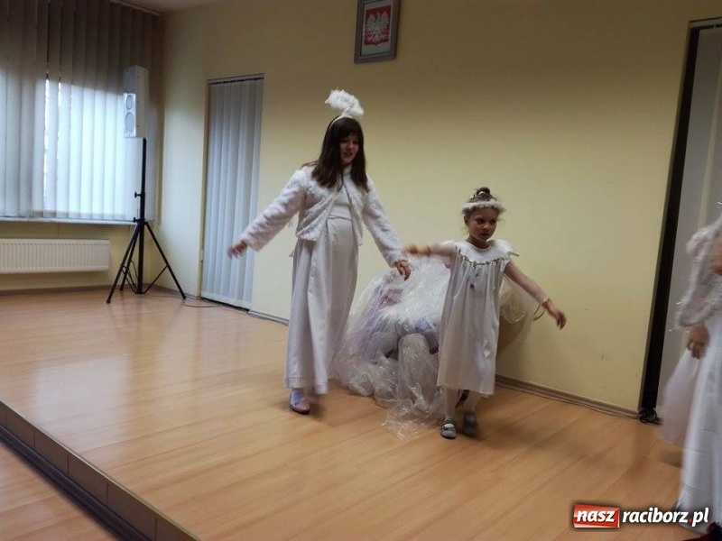 Zdjęcie w galerii na portalu naszraciborz.pl: Grupa Teatralna Czwarta Ściana II zagrała dla seniorów i dzieci wiadomości z regionu
