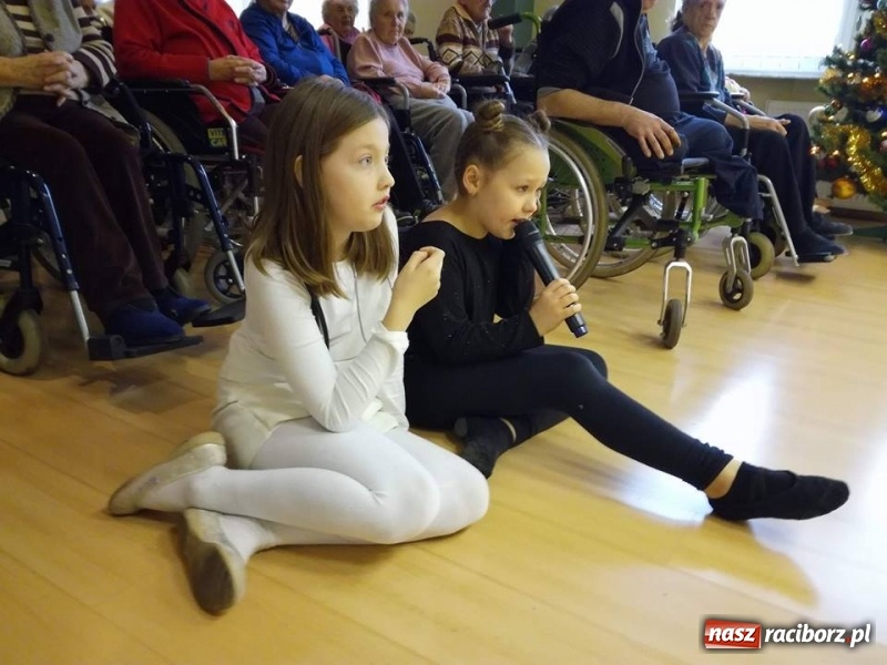 Zdjęcie w galerii na portalu naszraciborz.pl: Grupa Teatralna Czwarta Ściana II zagrała dla seniorów i dzieci wiadomości z regionu