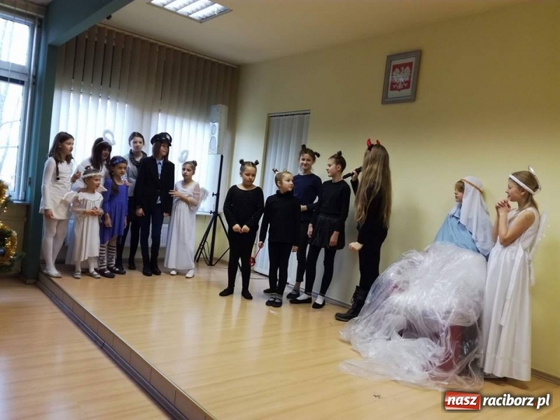 Zdjęcie w galerii na portalu naszraciborz.pl: Grupa Teatralna Czwarta Ściana II zagrała dla seniorów i dzieci wiadomości z regionu