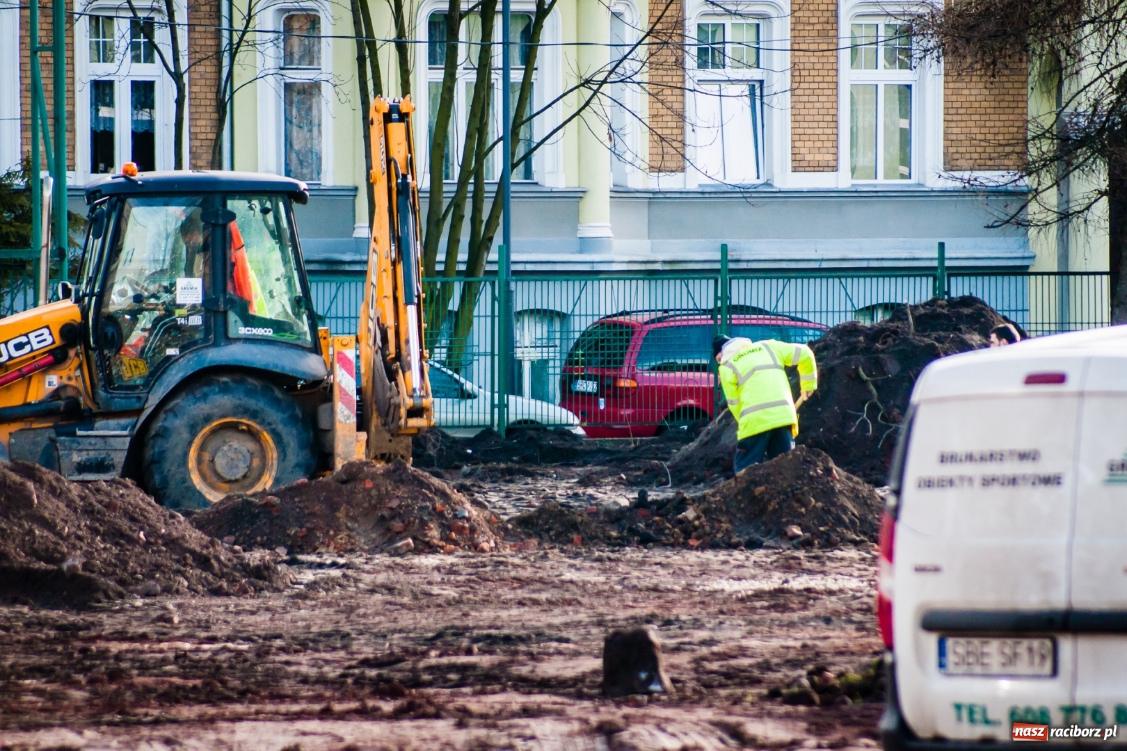 Zdjęcie w galerii na portalu naszraciborz.pl: Przy SP 13 powstaje boisko z prawdziwego zdarzenia wiadomości z regionu