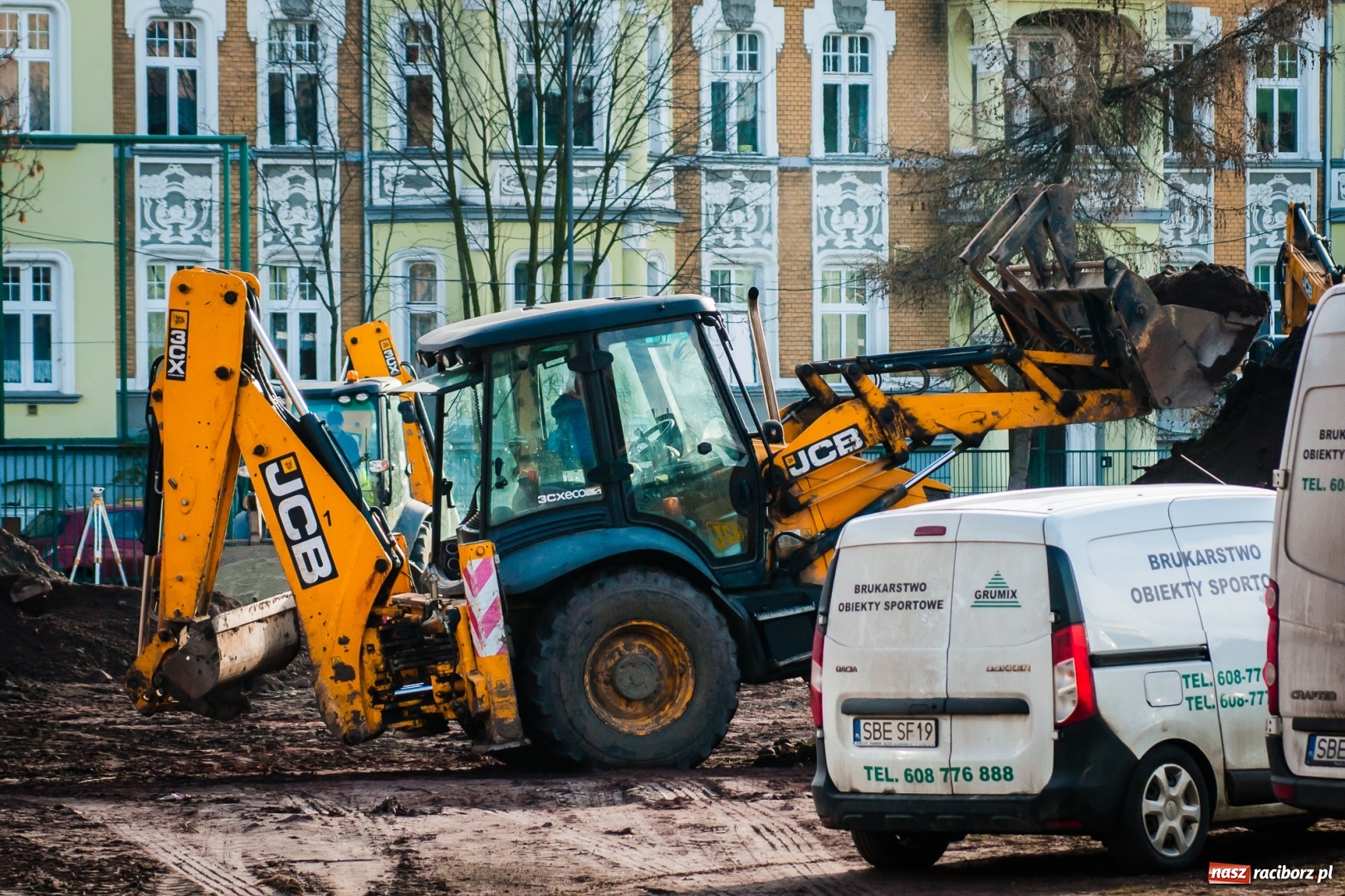 Zdjęcie w galerii na portalu naszraciborz.pl: Przy SP 13 powstaje boisko z prawdziwego zdarzenia wiadomości z regionu