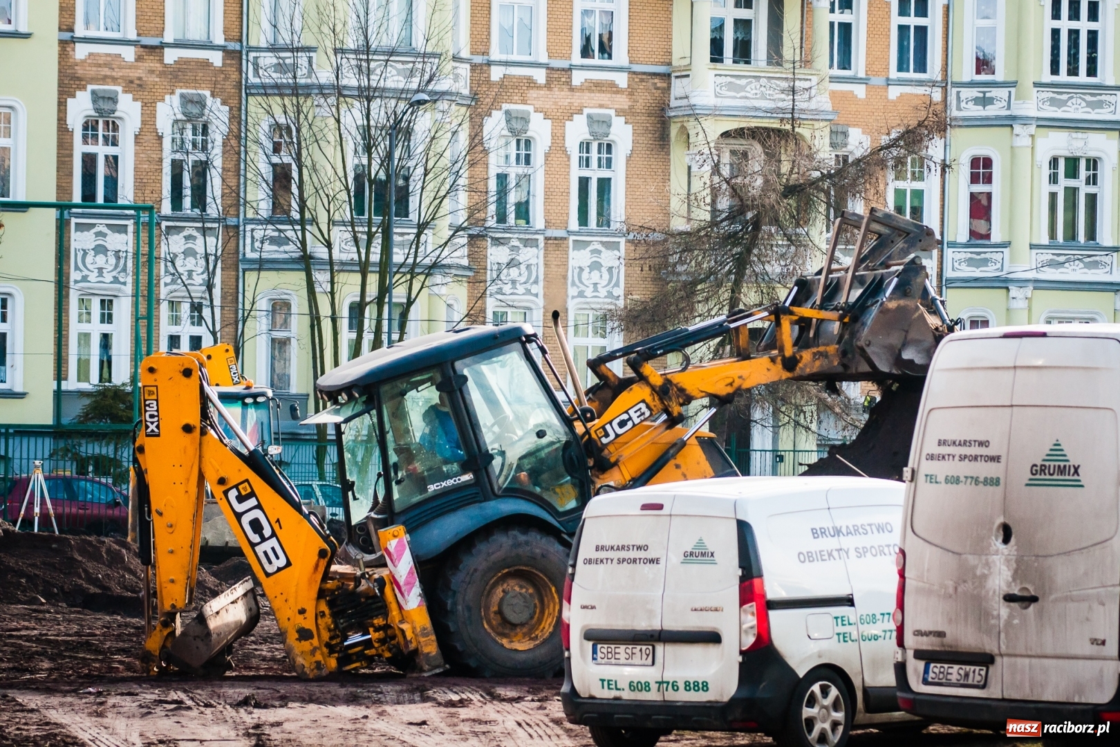 Zdjęcie w galerii na portalu naszraciborz.pl: Przy SP 13 powstaje boisko z prawdziwego zdarzenia wiadomości z regionu