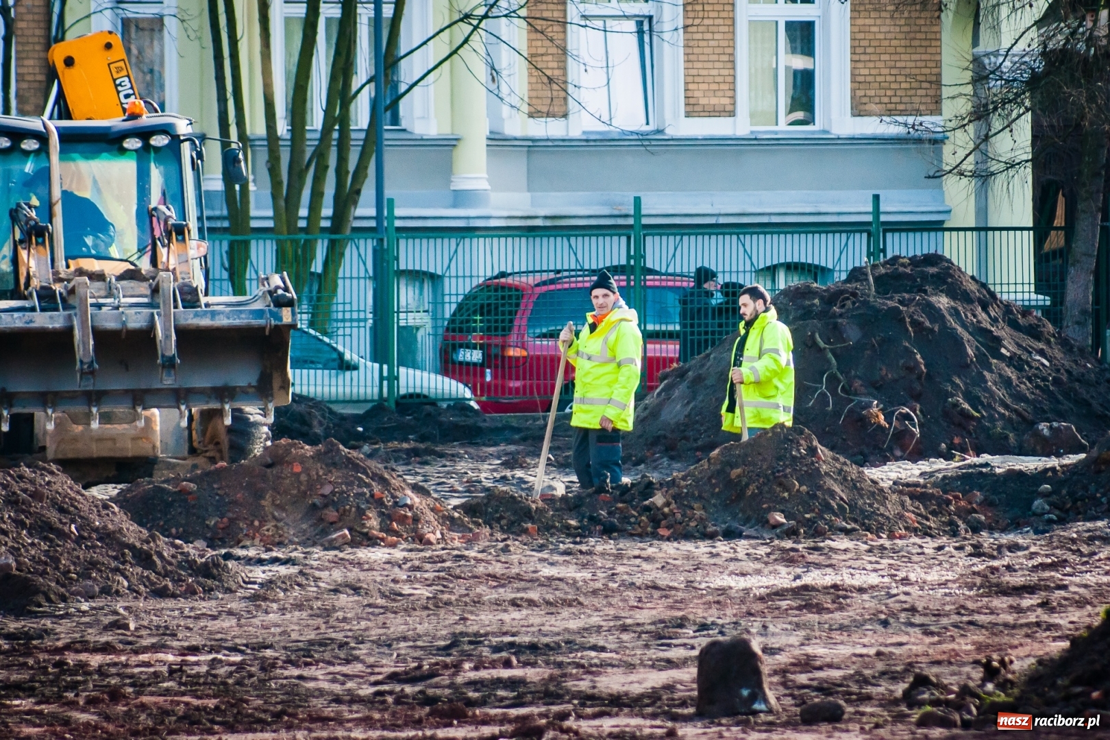 Zdjęcie w galerii na portalu naszraciborz.pl: Przy SP 13 powstaje boisko z prawdziwego zdarzenia wiadomości z regionu
