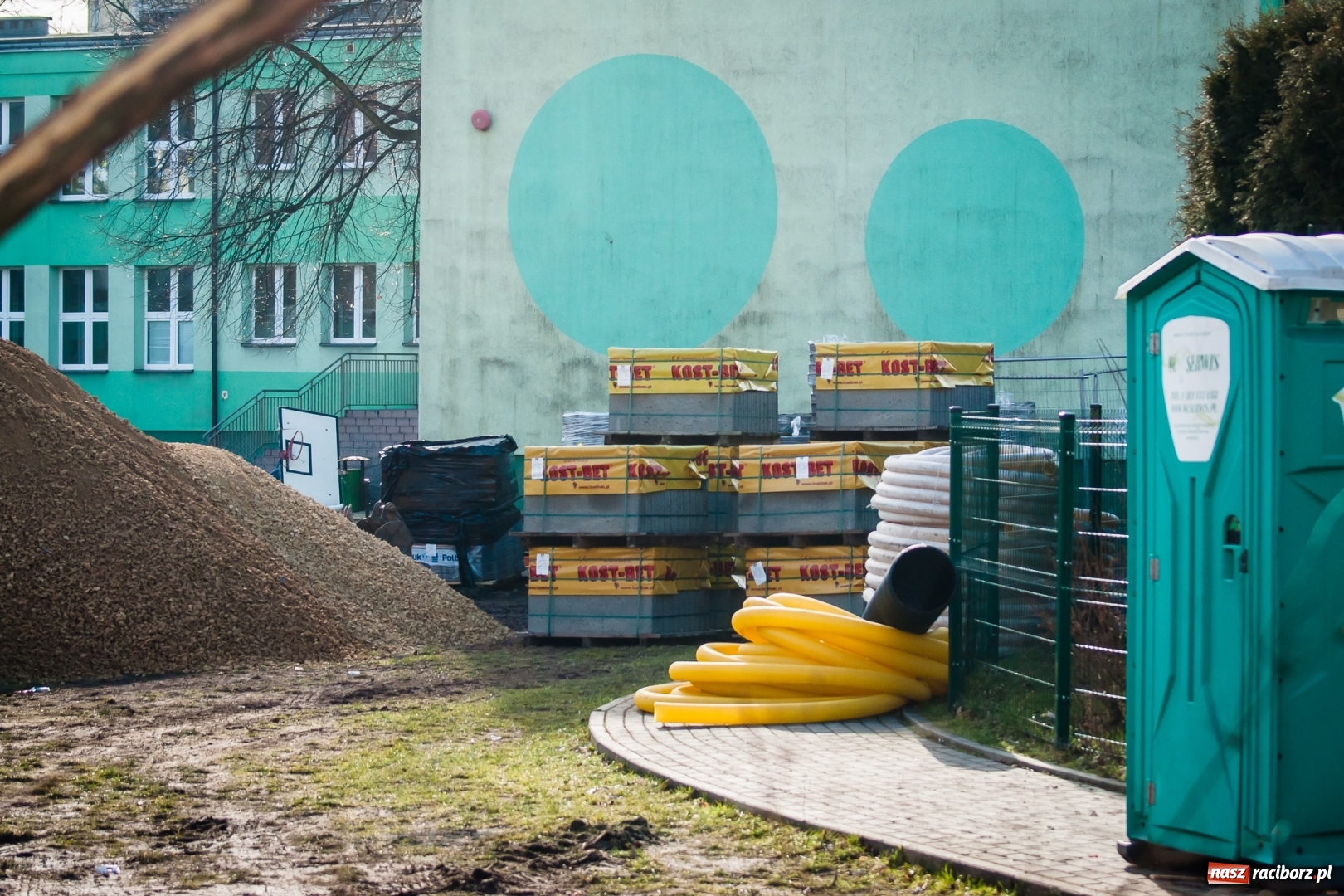 Zdjęcie w galerii na portalu naszraciborz.pl: Przy SP 13 powstaje boisko z prawdziwego zdarzenia wiadomości z regionu