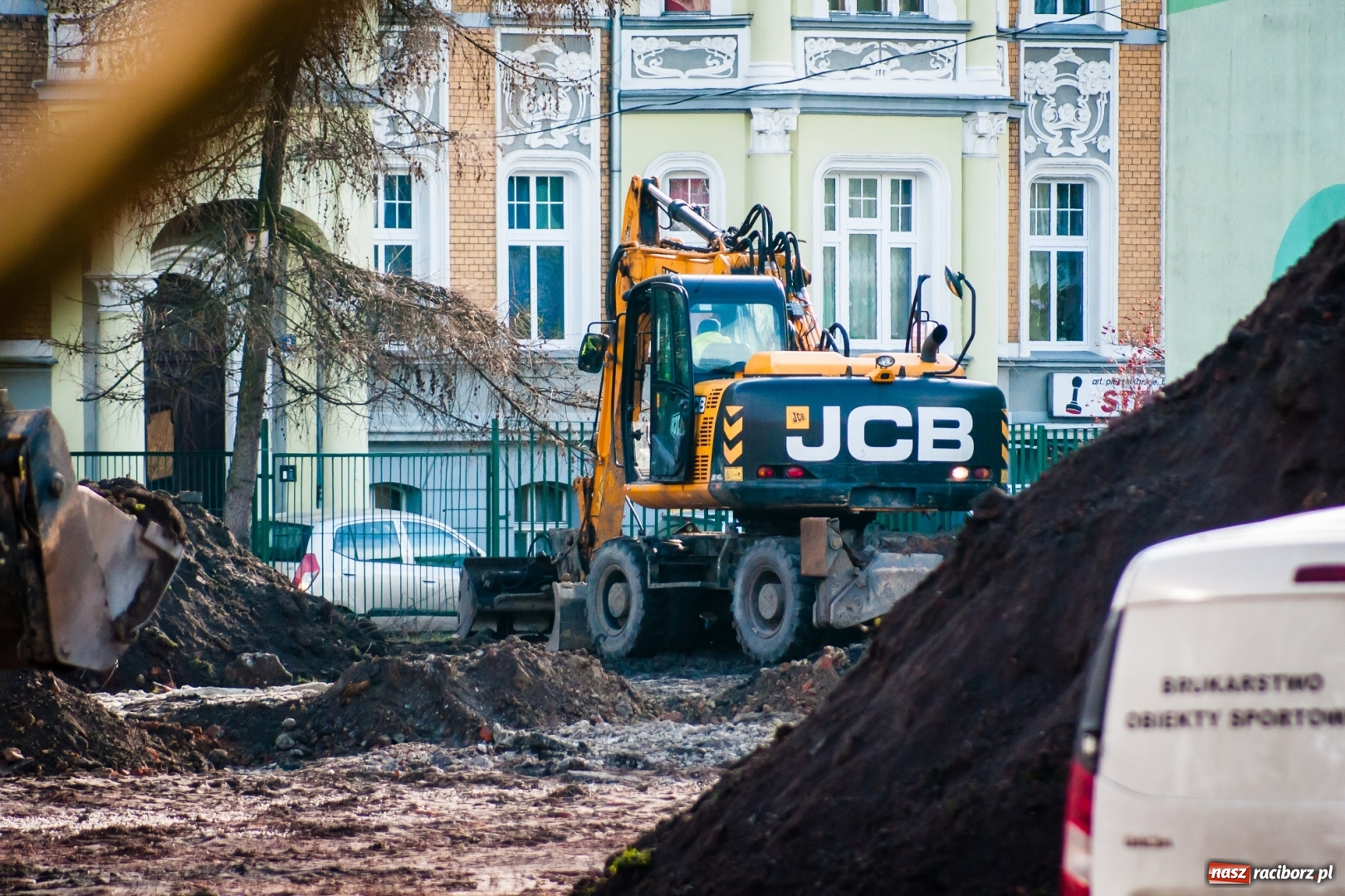 Zdjęcie w galerii na portalu naszraciborz.pl: Przy SP 13 powstaje boisko z prawdziwego zdarzenia wiadomości z regionu