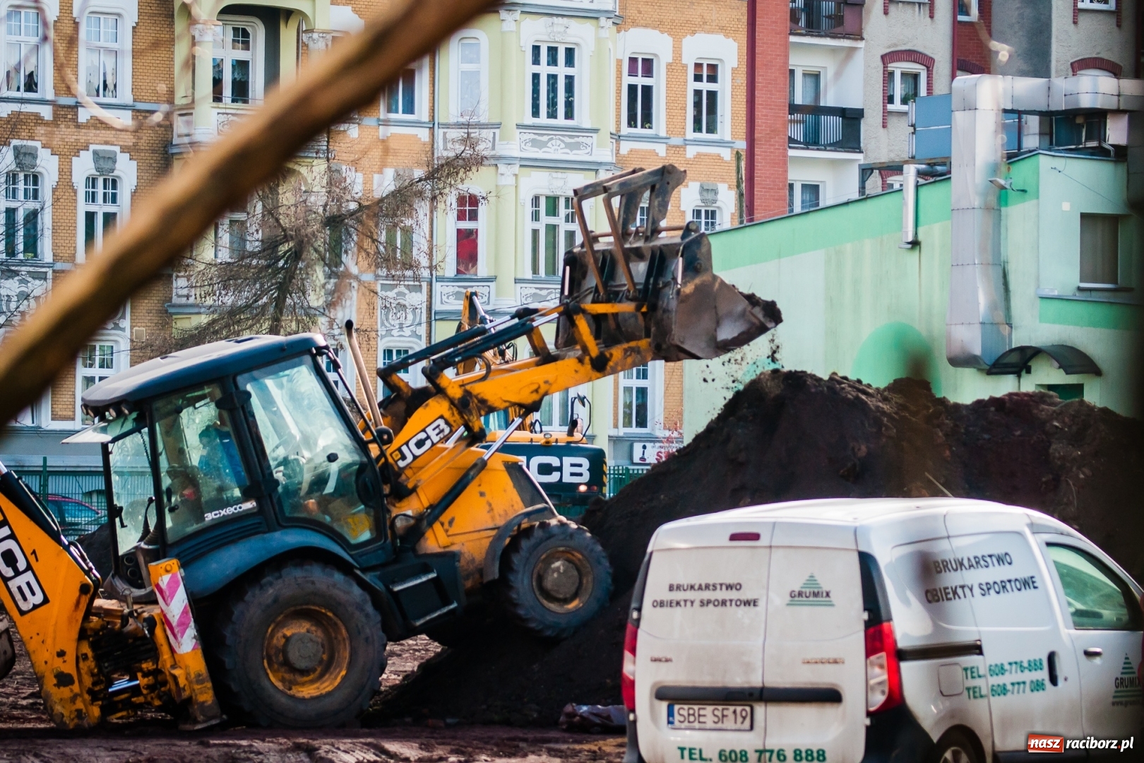 Zdjęcie w galerii na portalu naszraciborz.pl: Przy SP 13 powstaje boisko z prawdziwego zdarzenia wiadomości z regionu